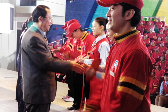 毕业典礼 学生领取毕业证书.jpg
